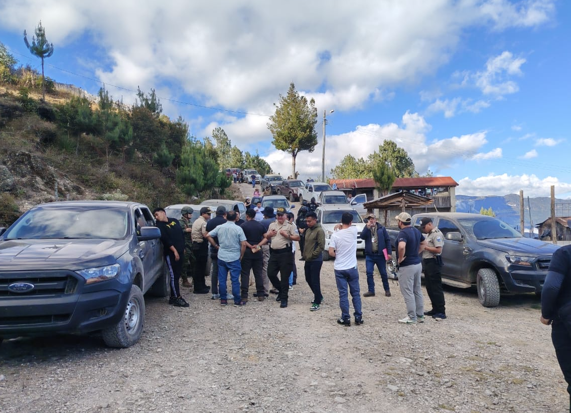 Personal policial y agentes de las unidades especializadas durante el proceso de levantamiento de los ocho cadáveres. /Cortesía