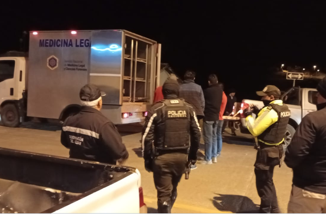 ersonal policial, militar y de las unidades especializadas de la provincia durante el levantamiento de los ocho cadáveres hallados en el mirador de Huasipamba, en el cantón Pucará. / Cortesía