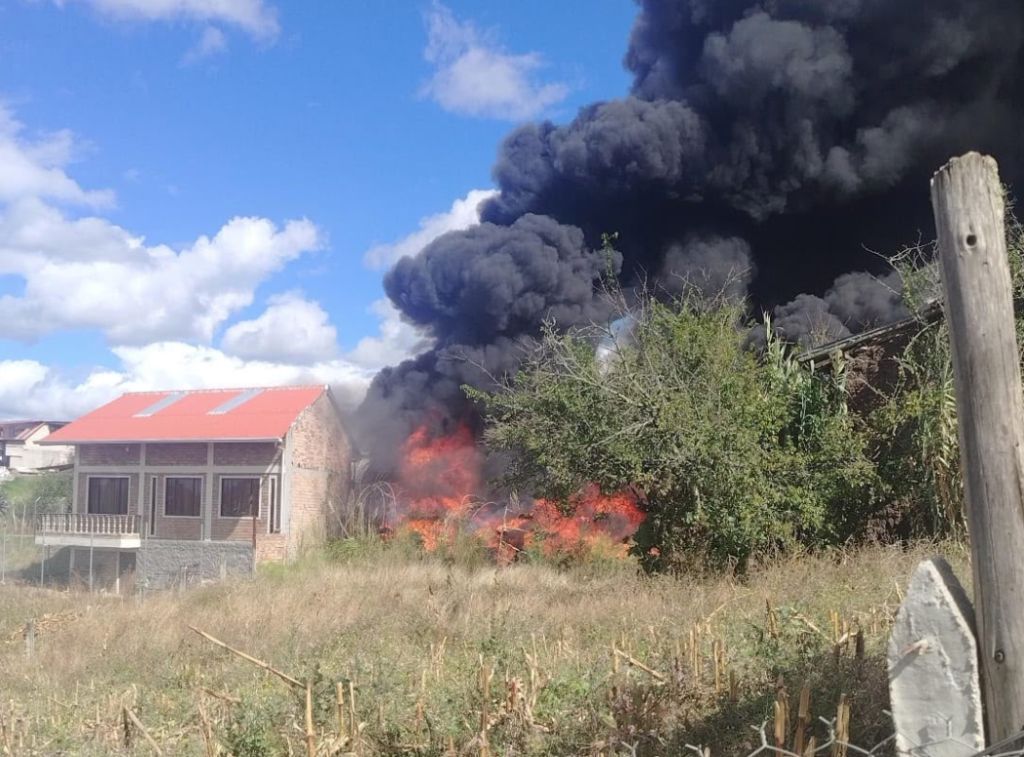 El fuego casi afecta a una vivienda en el sector Nuevos Horizontes en la parroquia Sinincay. /Cortesía