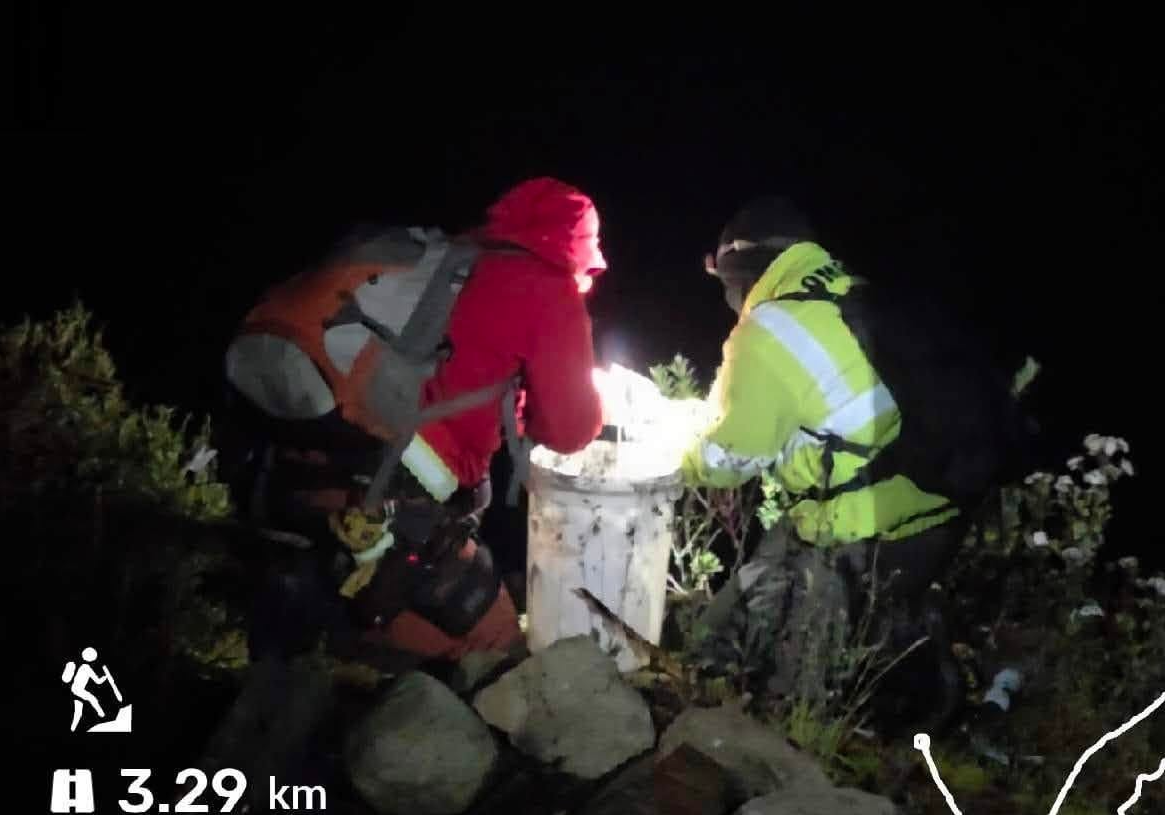 Un hombre de 32 años fue rescatado tras extraviarse en el sector Dos Chorreras en el Cajas. /Cortesía