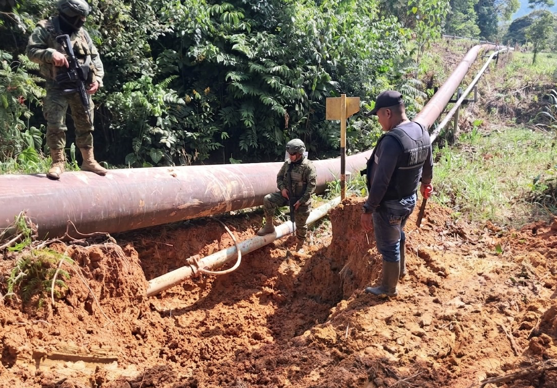 Personal militar detectó un nuevo pinchazo en el poliducto Pascuales – Cuenca en la provincia de Cañar. /Cortesía