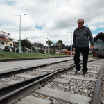 Bolívar Carrera Hernández delante de una góndola que permanece exhibida en el Parque del Ferrocarril, en Gapal, y en donde se entregará de manera oficial la ‘locomotora 14’. /Fabián Campoverde S.