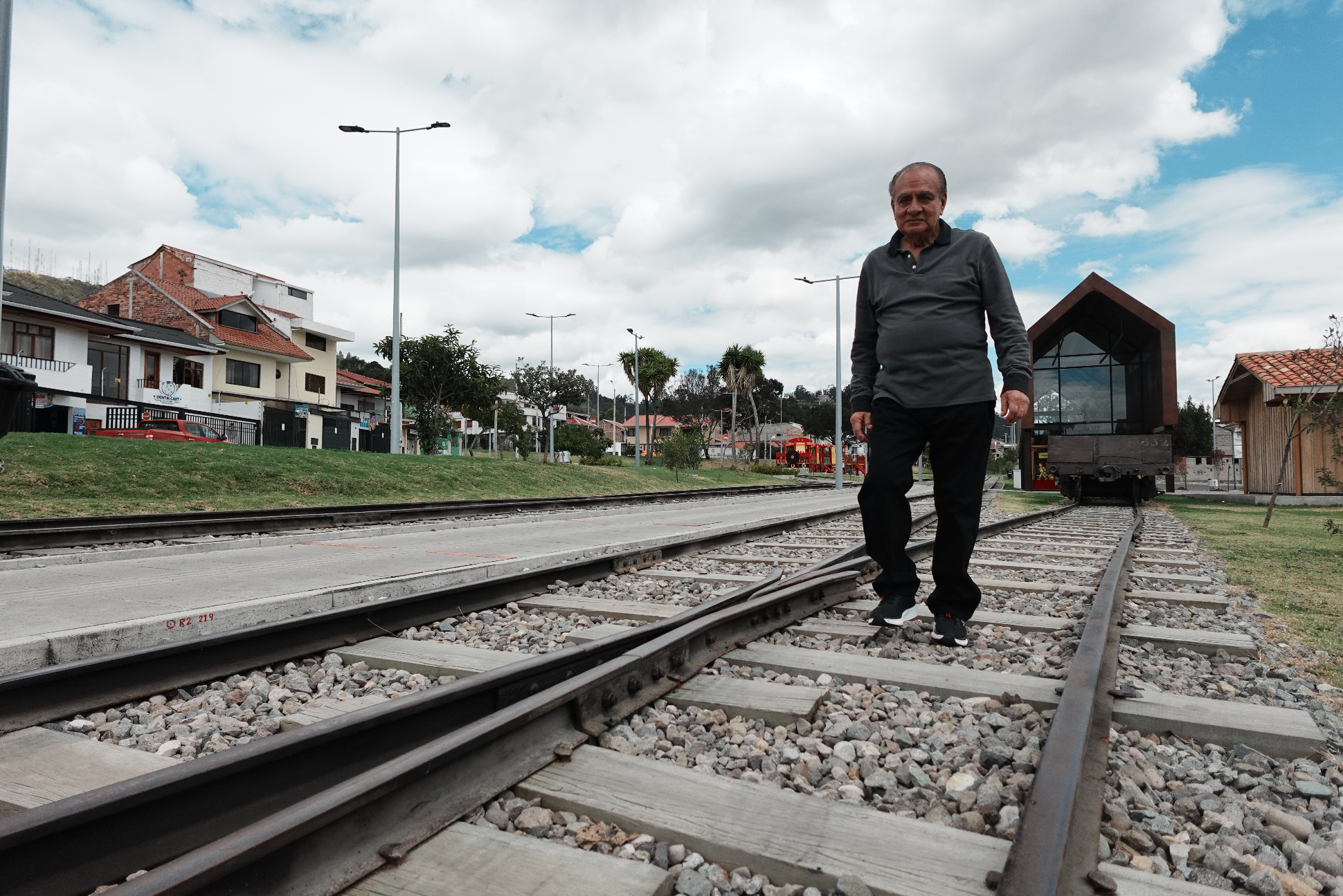 Bolívar Carrera Hernández delante de una góndola que permanece exhibida en el Parque del Ferrocarril, en Gapal, y en donde se entregará de manera oficial la ‘locomotora 14’. /Fabián Campoverde S.