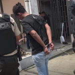 El sujeto fue detenido en La Troncal por el presunto delito bajo la modalidad de ‘sacapintas’ con arma de fuego. /Cortesía