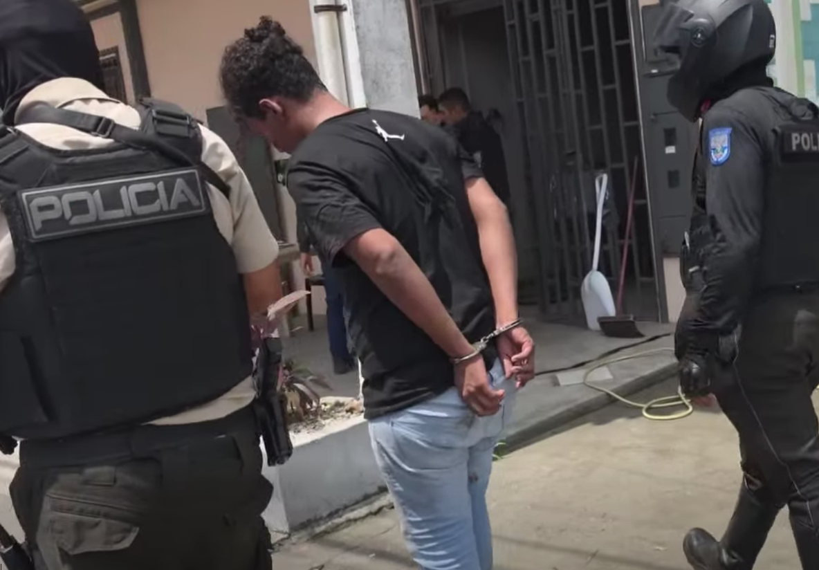 El sujeto fue detenido en La Troncal por el presunto delito bajo la modalidad de ‘sacapintas’ con arma de fuego. /Cortesía