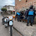Agentes de control municipal interceptaron a tres presuntos implicados en un intento de robo. /Cortesía