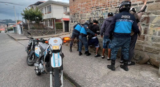 Agentes de control municipal interceptaron a tres presuntos implicados en un intento de robo. /Cortesía