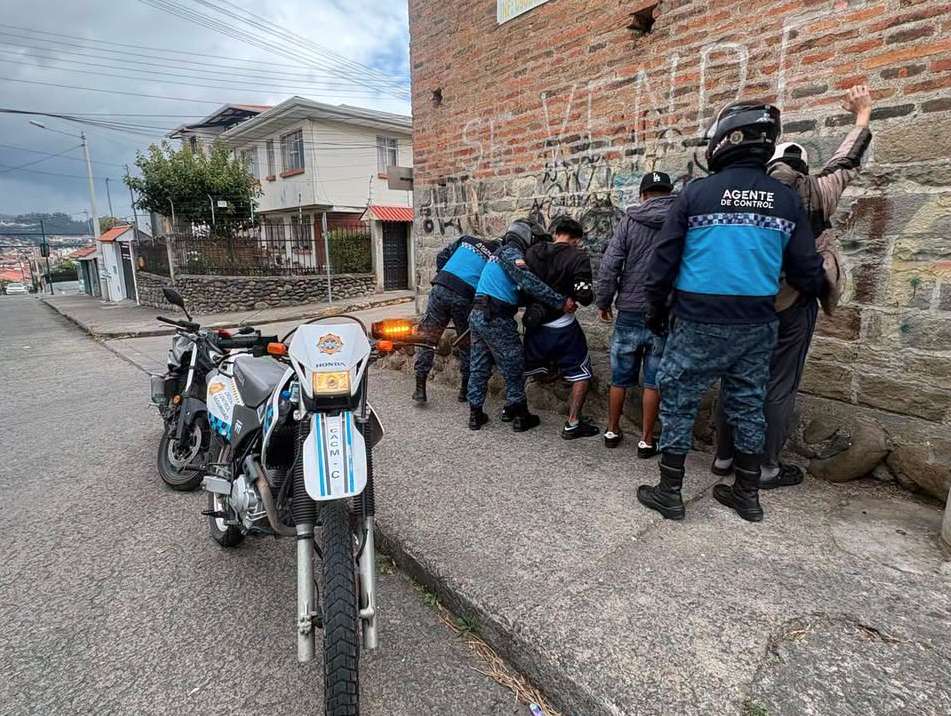 Agentes de control municipal interceptaron a tres presuntos implicados en un intento de robo. /Cortesía