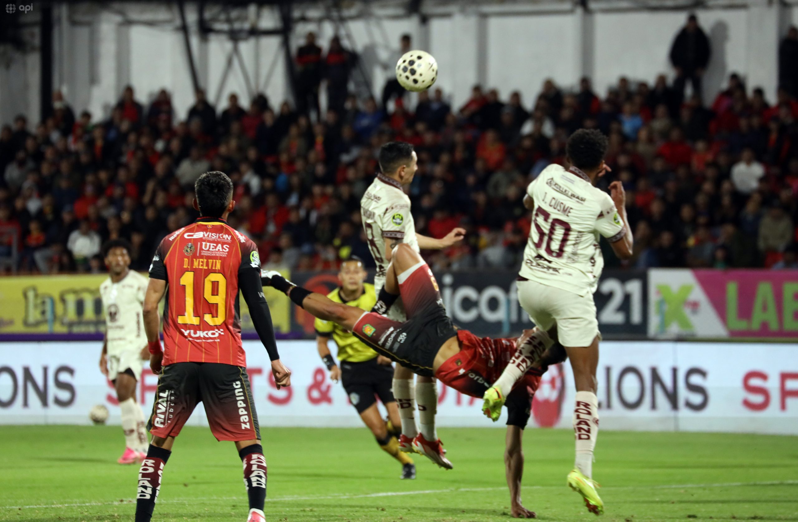 Jugada de expulsión para Matías Klimowicz de Deportivo Cuenca. Foto: API