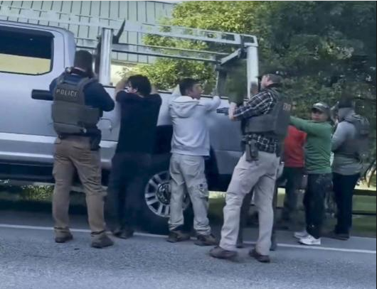 Un video quedó como evidencia de la detención de los ecuatorianos en Londonderry.
