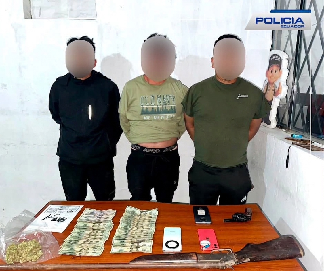 Las autoridades policiales detuvieron a tres personas en el cantón Paute. Foto: Policía Nacional