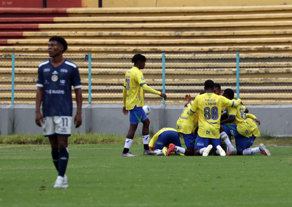 Jugadores de Gualaceo celebran goles ante Cuenca Juniors. Foto: API
