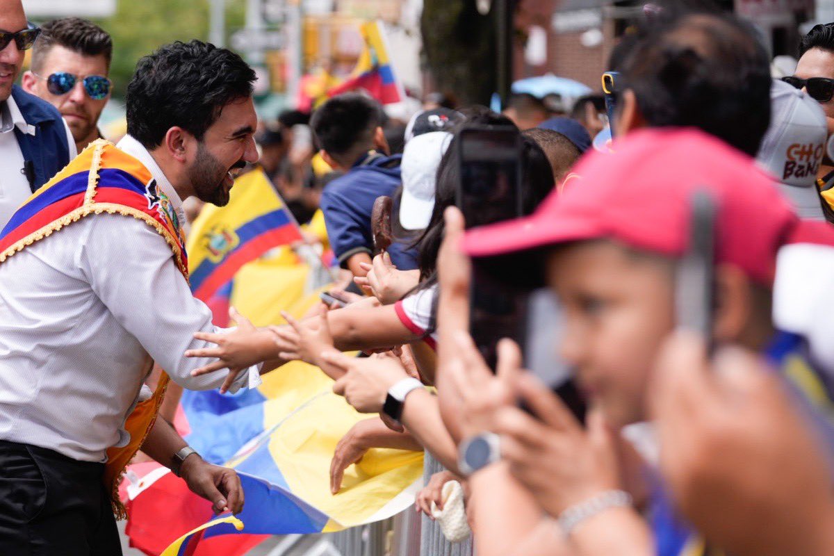 El alcalde de Nueva York, Zohran Mamdani, acompañó a miles de ecuatorianos durante el desfile los 217 años del primero grito de independencia que se vive por las calles de Queens. /Cortesía