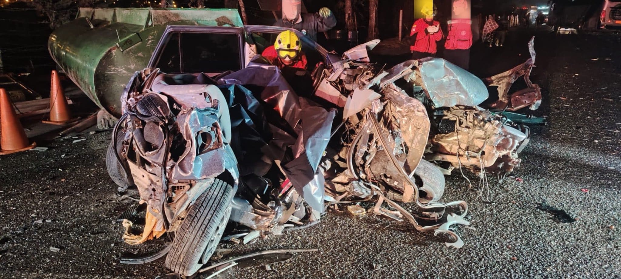 Dos vehículos estuvieron involucrados en el accidente de tránsito ocurrido en Cañar. Foto: ECU911