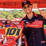 Pedro Suárez junto a su moto Honda 450 en Costa Rica. /Cortesía
