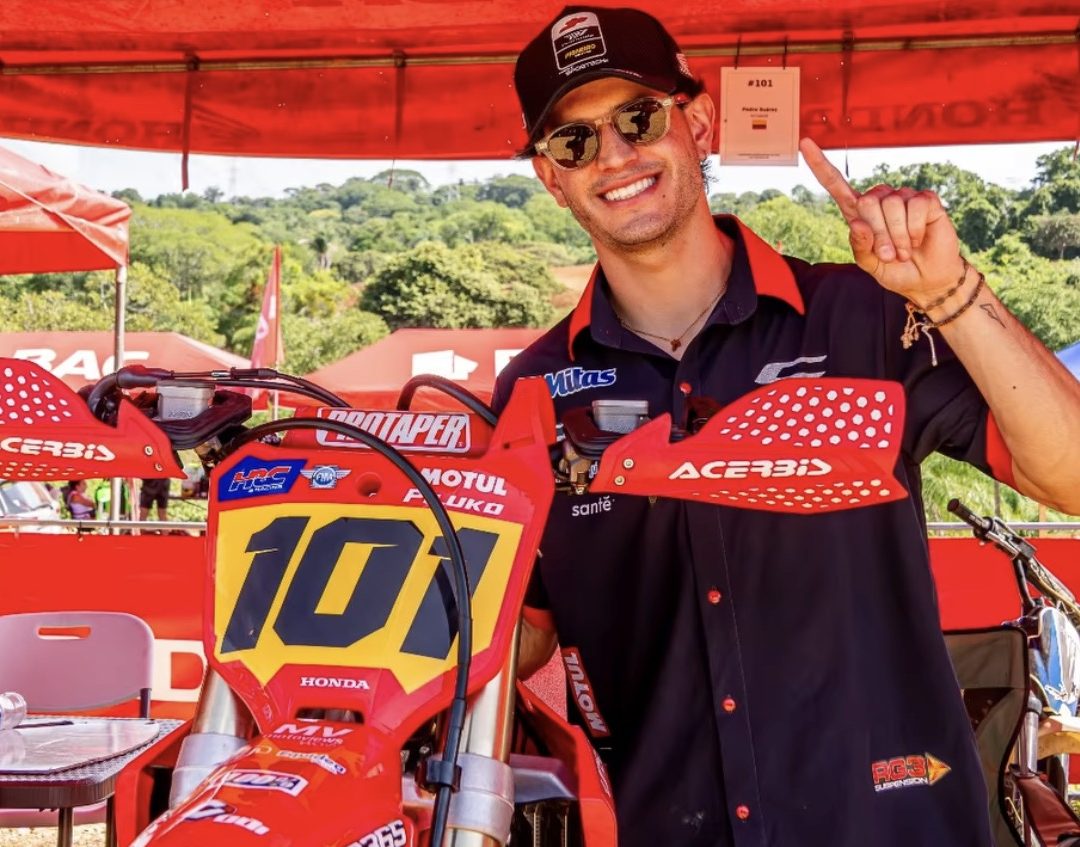 Pedro Suárez junto a su moto Honda 450 en Costa Rica. /Cortesía