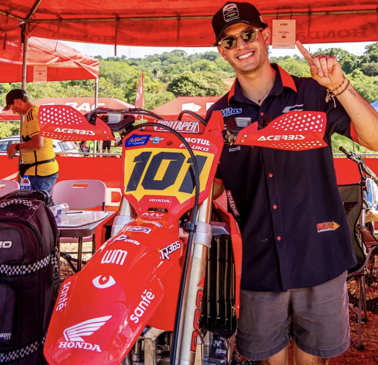 Pedro Suárez junto a su moto Honda 450 en Costa Rica. /Cortesía