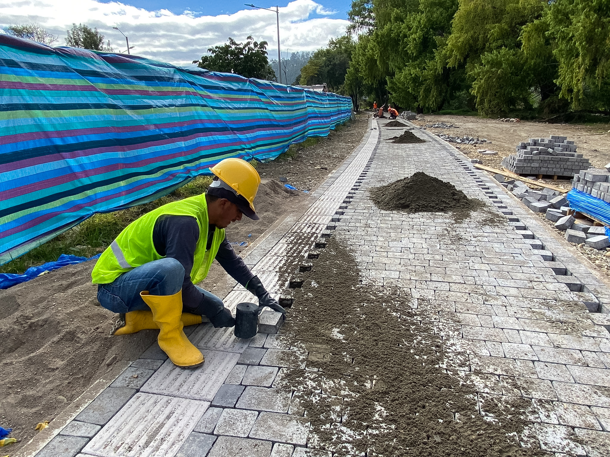 El cierre de la avenida 10 de agosto se debe a la construcción del Parque de los Jóvenes. Foto: El Mercurio
