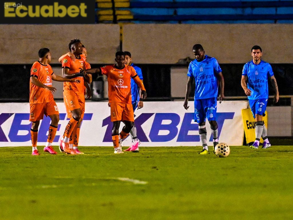 Jugadores de Libertad de Loja y Macará en su partido por la fecha 26. Foto: API
