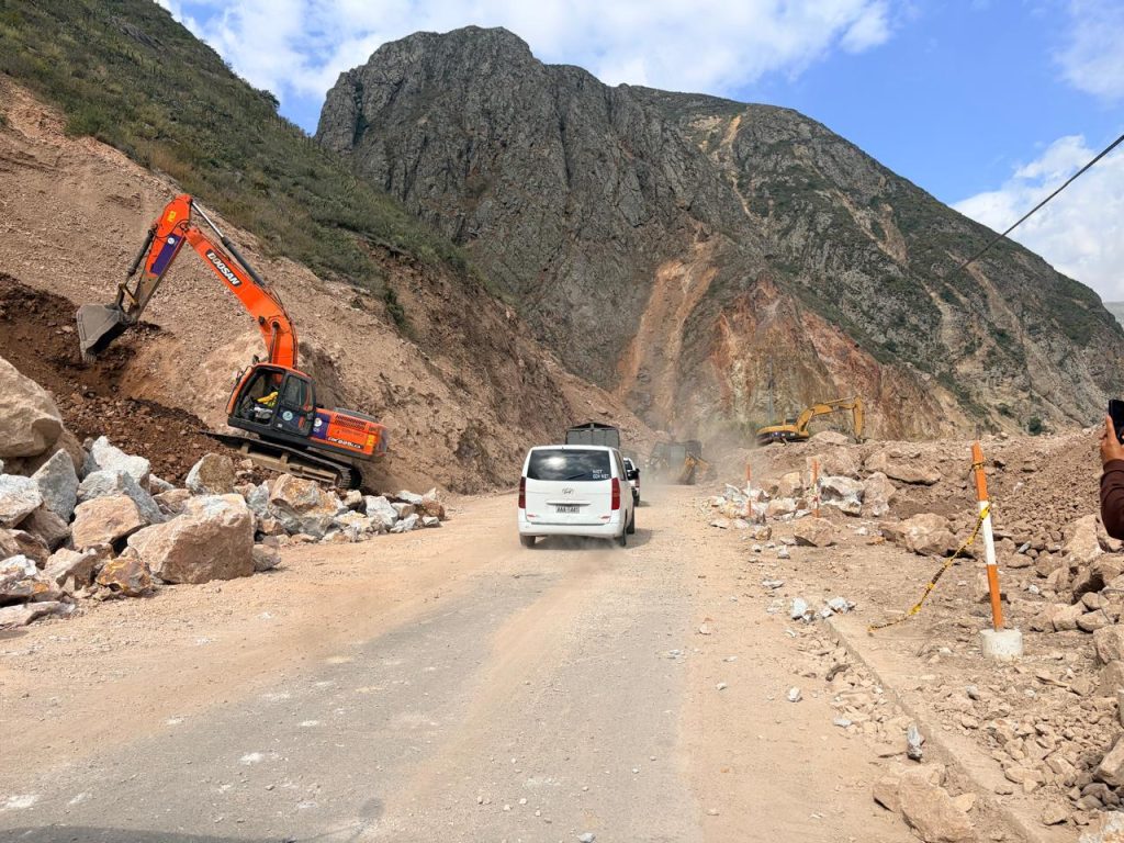 La vía Cuenca-Girón-Pasaje se encuentra habilitada bajo un horario controlado. Foto: MIT