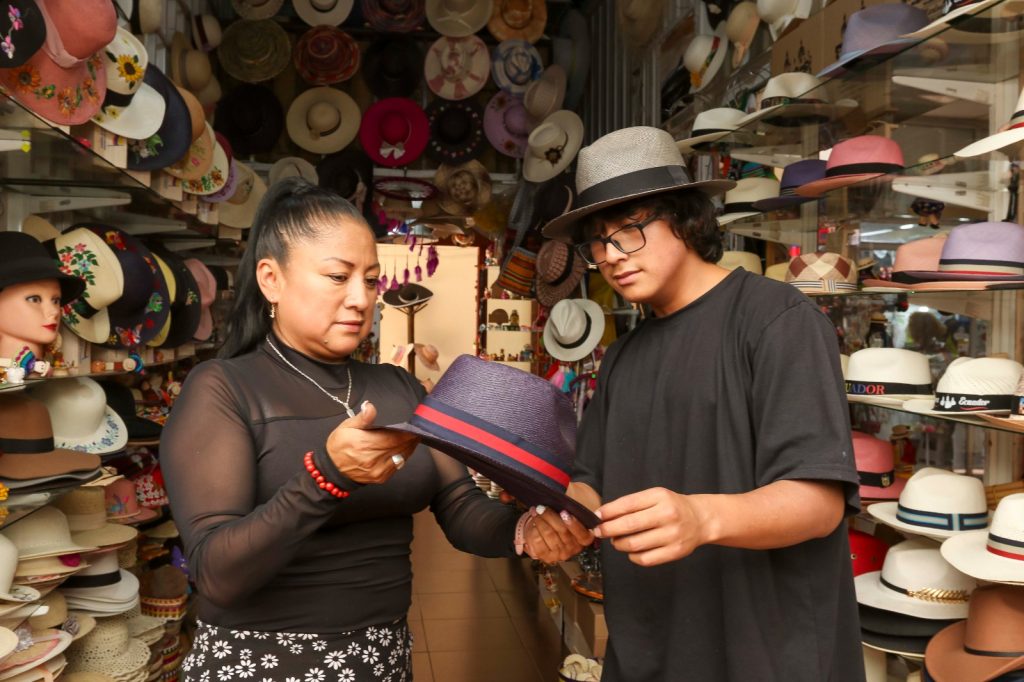 Blanca Baculima muestra uno de los sombreros que vende en su local del Centro Municipal Artesanal (Cemuart), cuyas piezas también lleva a los EE.UU. Foto: El Mercurio
