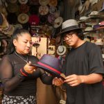 Blanca Baculima muestra uno de los sombreros que vende en su local del Centro Municipal Artesanal (Cemuart), cuyas piezas también lleva a los EE.UU. Foto: El Mercurio