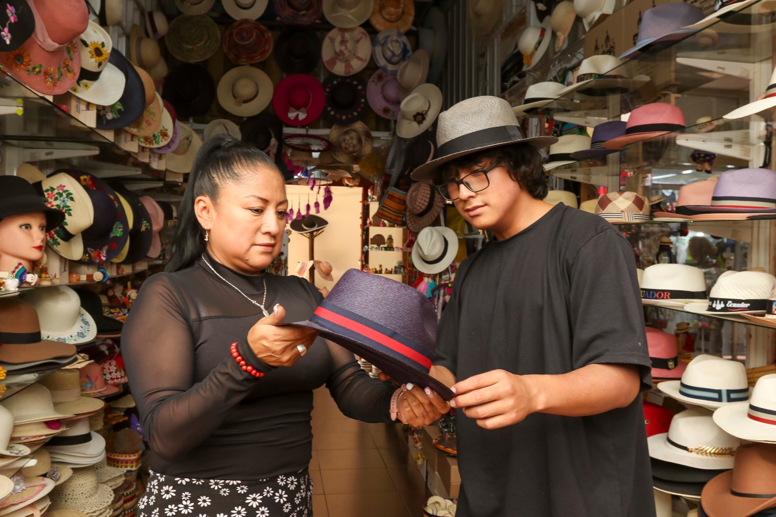 Blanca Baculima muestra uno de los sombreros que vende en su local del Centro Municipal Artesanal (Cemuart), cuyas piezas también lleva a los EE.UU. Foto: El Mercurio