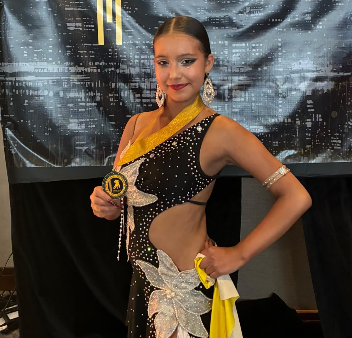 María Eduarda Sánchez con la medalla del primer lugar en baile. Foto: Cortesía