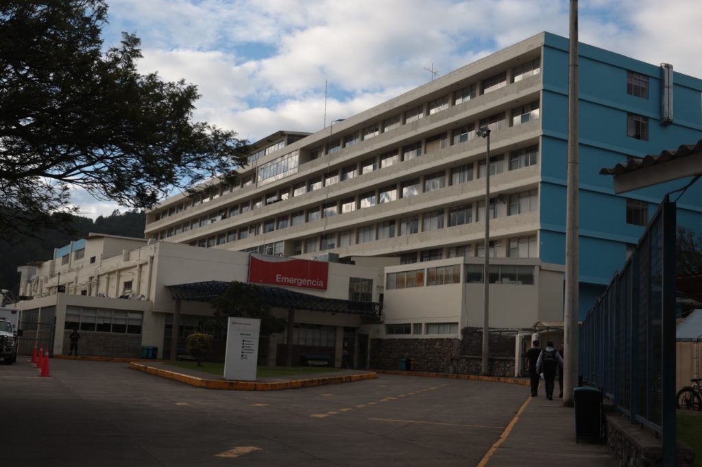 El Hospital Vicente Corral Moscoso es de una de las casas de salud que atenderán en el feriado en Cuenca. Foto: El Mercurio