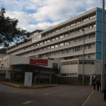 El Hospital Vicente Corral Moscoso es de una de las casas de salud que atenderán en el feriado en Cuenca. Foto: El Mercurio