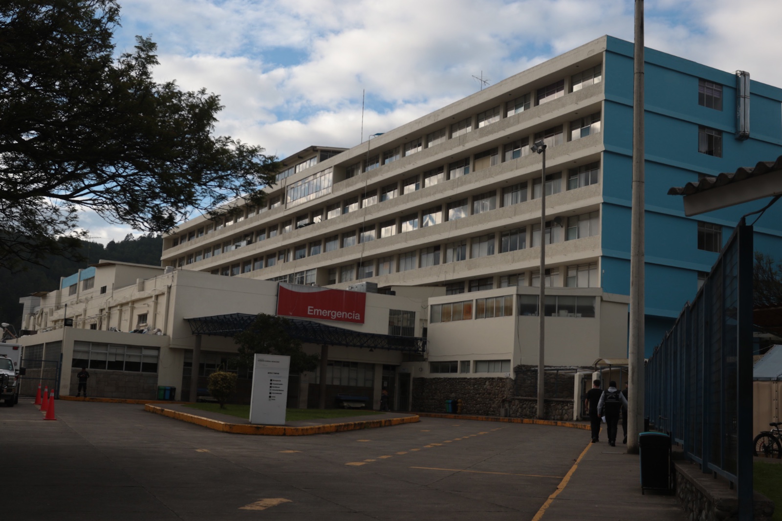 El Hospital Vicente Corral Moscoso es de una de las casas de salud que atenderán en el feriado en Cuenca. Foto: El Mercurio