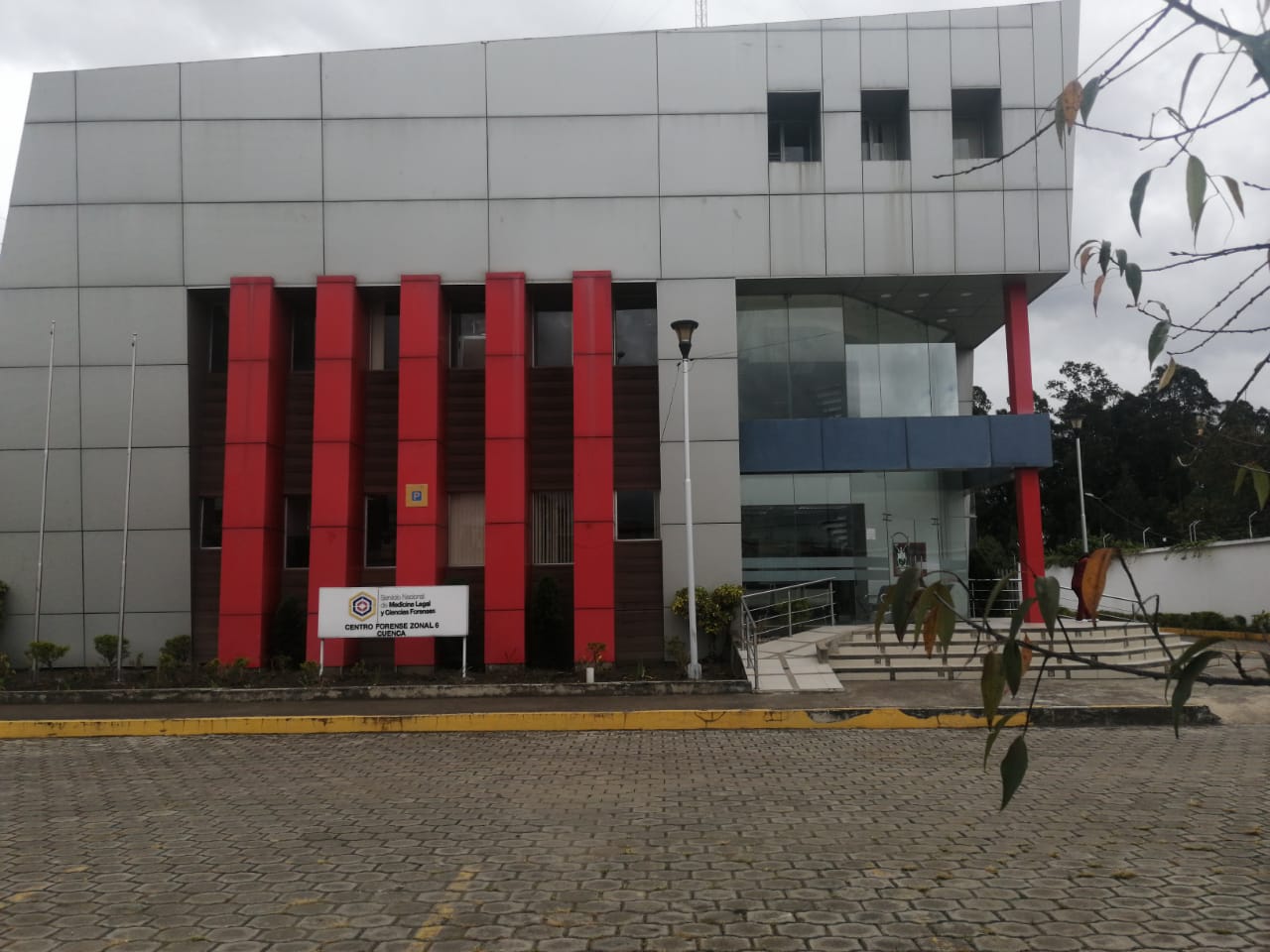 El cuerpo del trabajador fue traslado al centro forense para la autopsia de ley. Foto cortesía