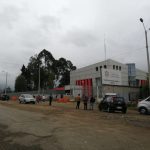 La mañana de este 11 de agosto, familiares de los jóvenes asesinados en Pucará ser reunieron en el Centro Forense de Cuenca para pedir justicia. Foto: El Mercurio