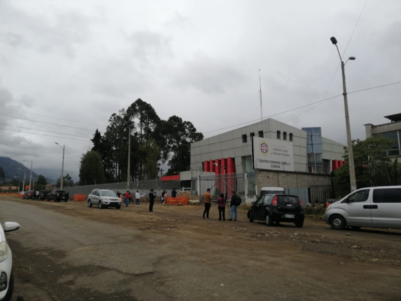 La mañana de este 11 de agosto, familiares de los jóvenes asesinados en Pucará ser reunieron en el Centro Forense de Cuenca para pedir justicia. Foto: El Mercurio