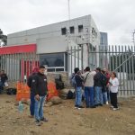 Familiares de las personas que fueron asesinadas en una mina ilegal en Pucará pidieron respuestas a las autoridades en el Centro Forense de Cuenca. Foto: El Mercurio