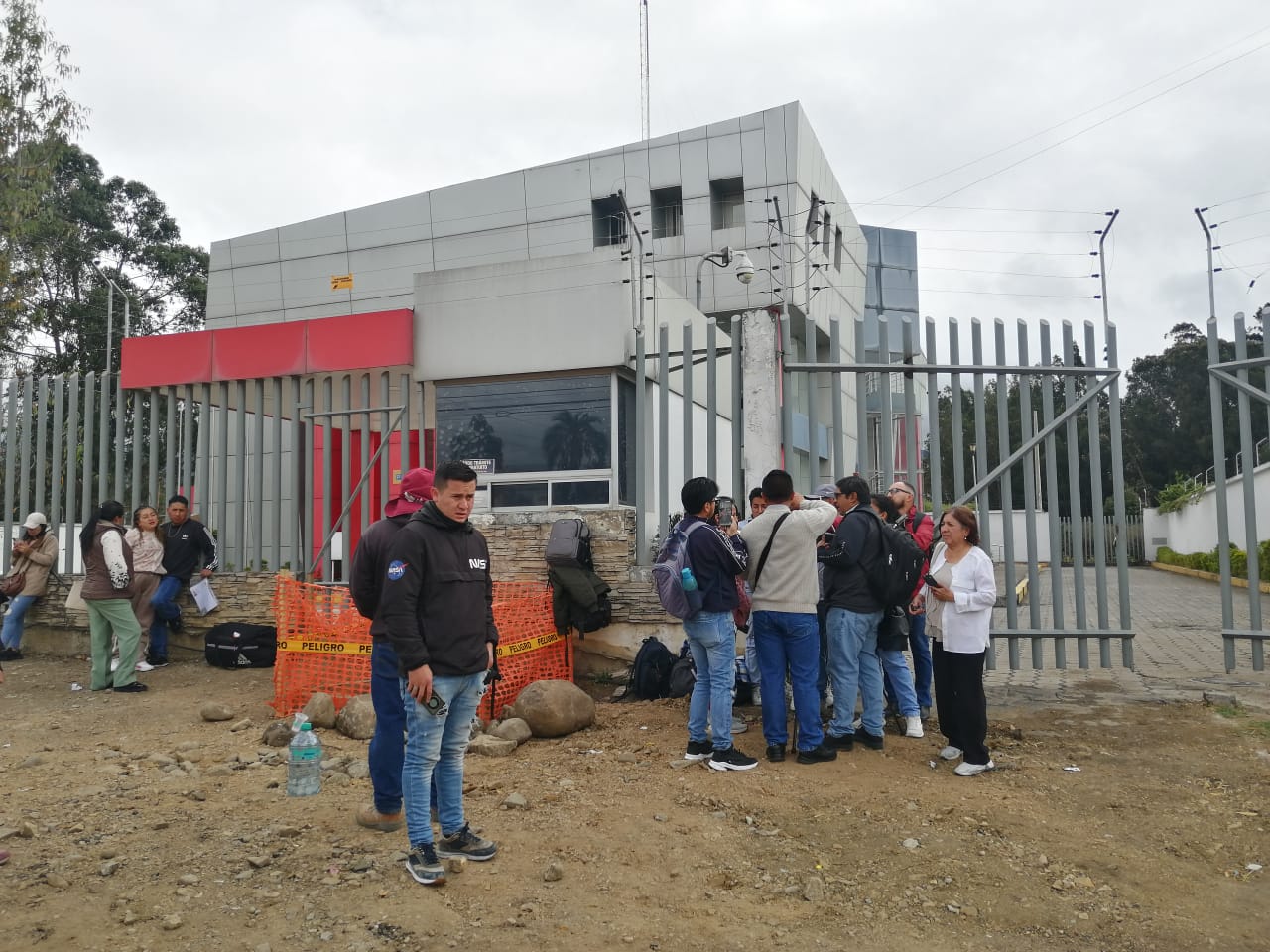 Familiares de las personas que fueron asesinadas en una mina ilegal en Pucará pidieron respuestas a las autoridades en el Centro Forense de Cuenca. Foto: El Mercurio