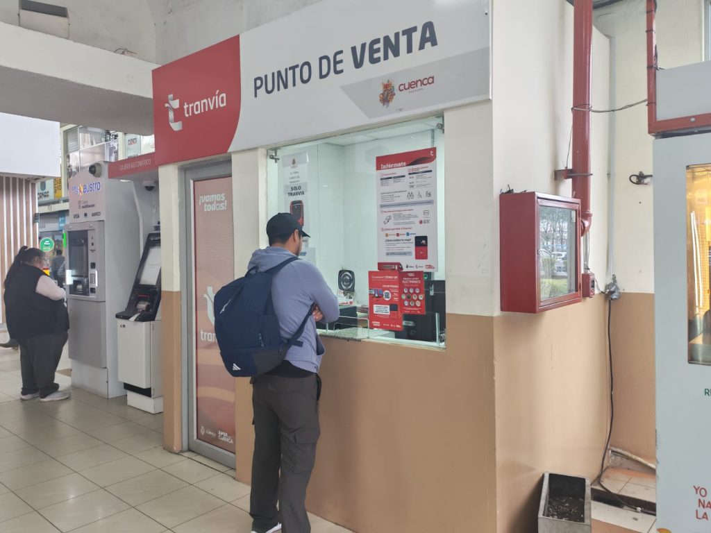 Ciudadanos compran las tarjetas del tranvía.