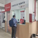Ciudadanos compran las tarjetas del tranvía.