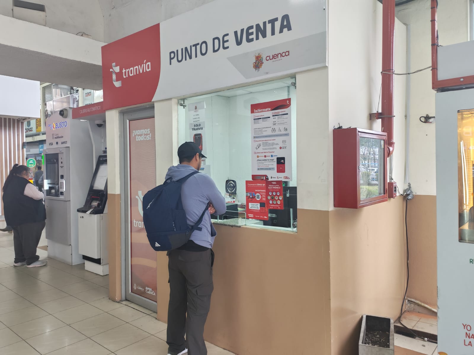 Ciudadanos compran las tarjetas del tranvía.