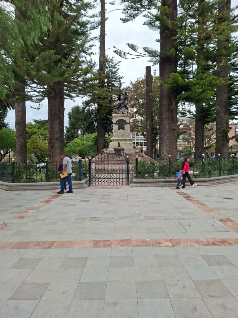 El Parque Calderón tiene un nuevo piso tras concluirse el reemplazo. Foto: El Mercurio