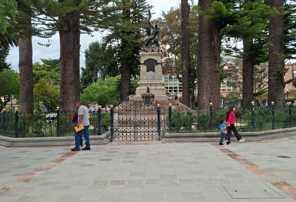 El Parque Calderón tiene un nuevo piso tras concluirse el reemplazo. Foto: El Mercurio