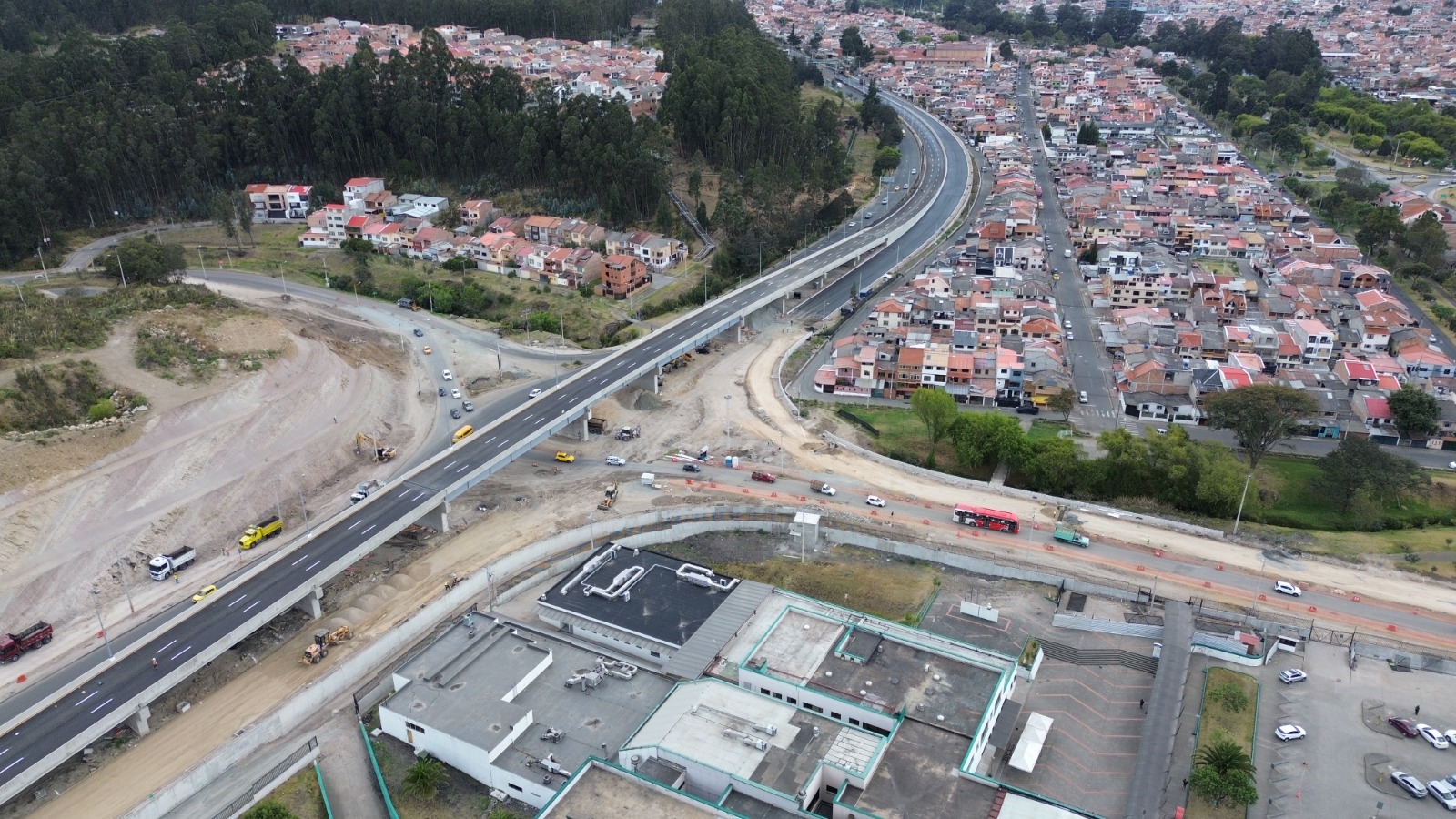 Vista aérea del primer paso elevado que tendrá Cuenca, y que se abrirá al tránsito este 1 de septiembre. Foto: MIT