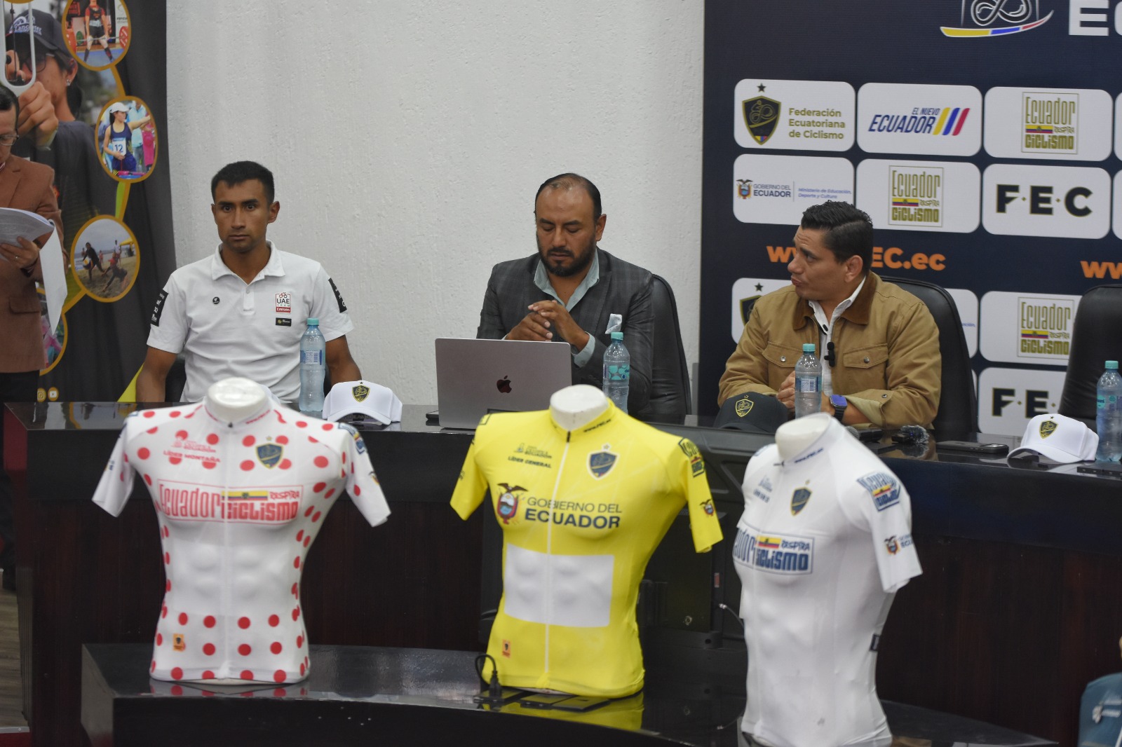 Rueda de prensa sobre los detalles de la Vuelta Ciclística al Ecuador. Foto: FEC
