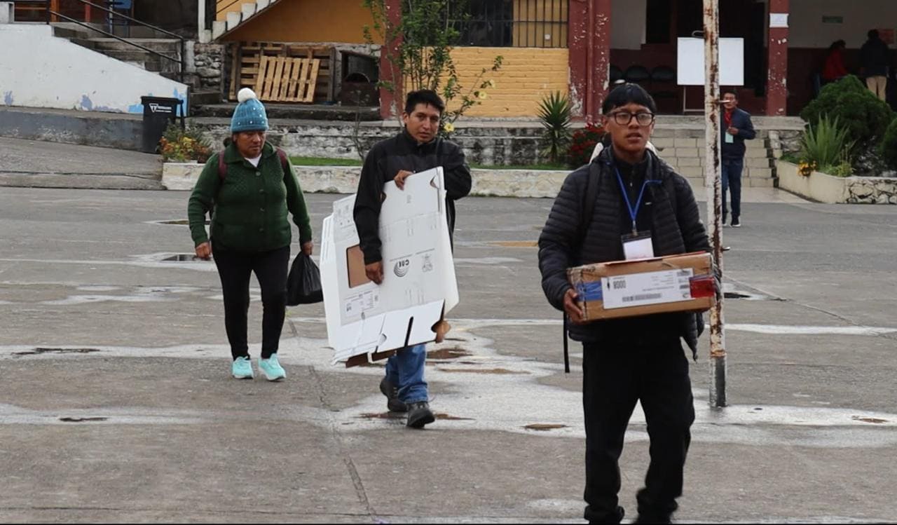 La JPE de Azuay inició la notificación de los 272 recintos electorales.