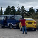 Dos vehículos chocaron en la vía Cuenca – Loja, en el sector de la entrada a Zhiña, cantón Nabón. /Xavier Caivinagua