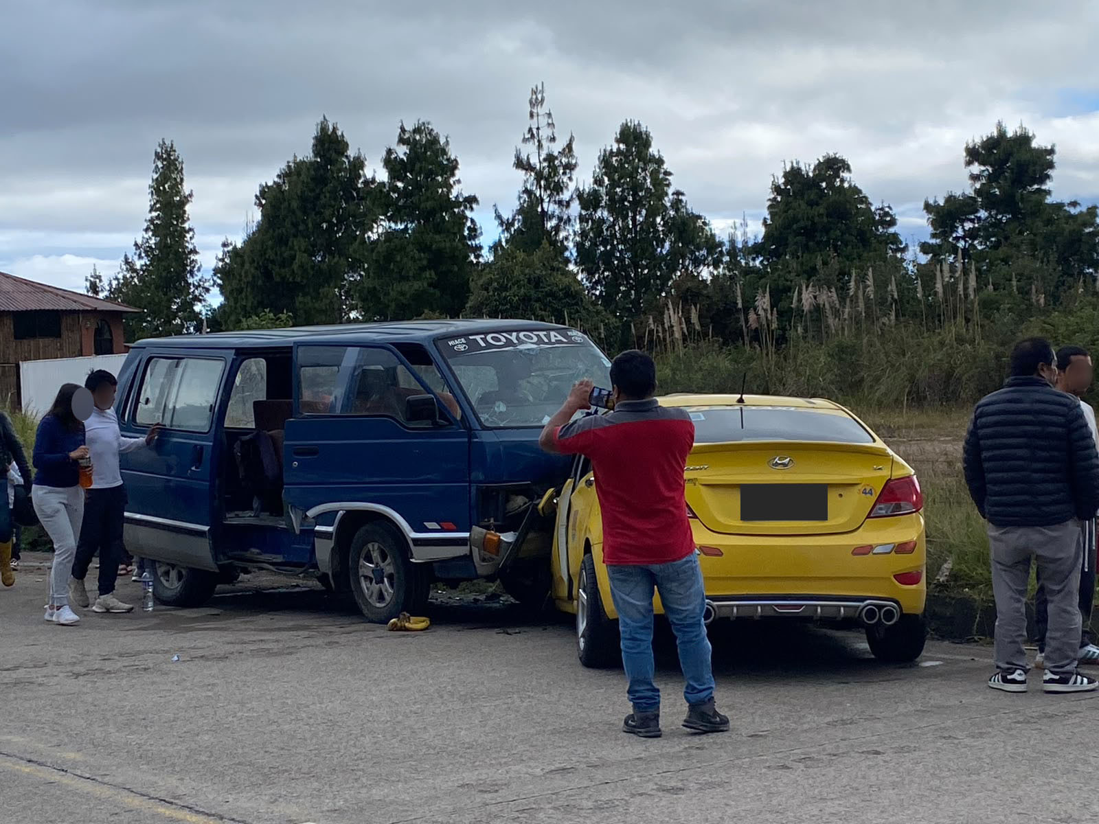 Dos vehículos chocaron en la vía Cuenca – Loja, en el sector de la entrada a Zhiña, cantón Nabón. /Xavier Caivinagua
