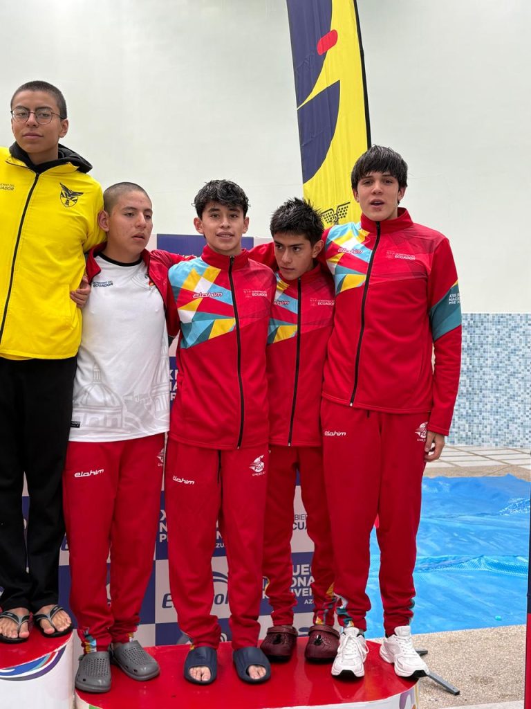 Deportistas celebran medalla en los Juegos. Foto: Cortesía