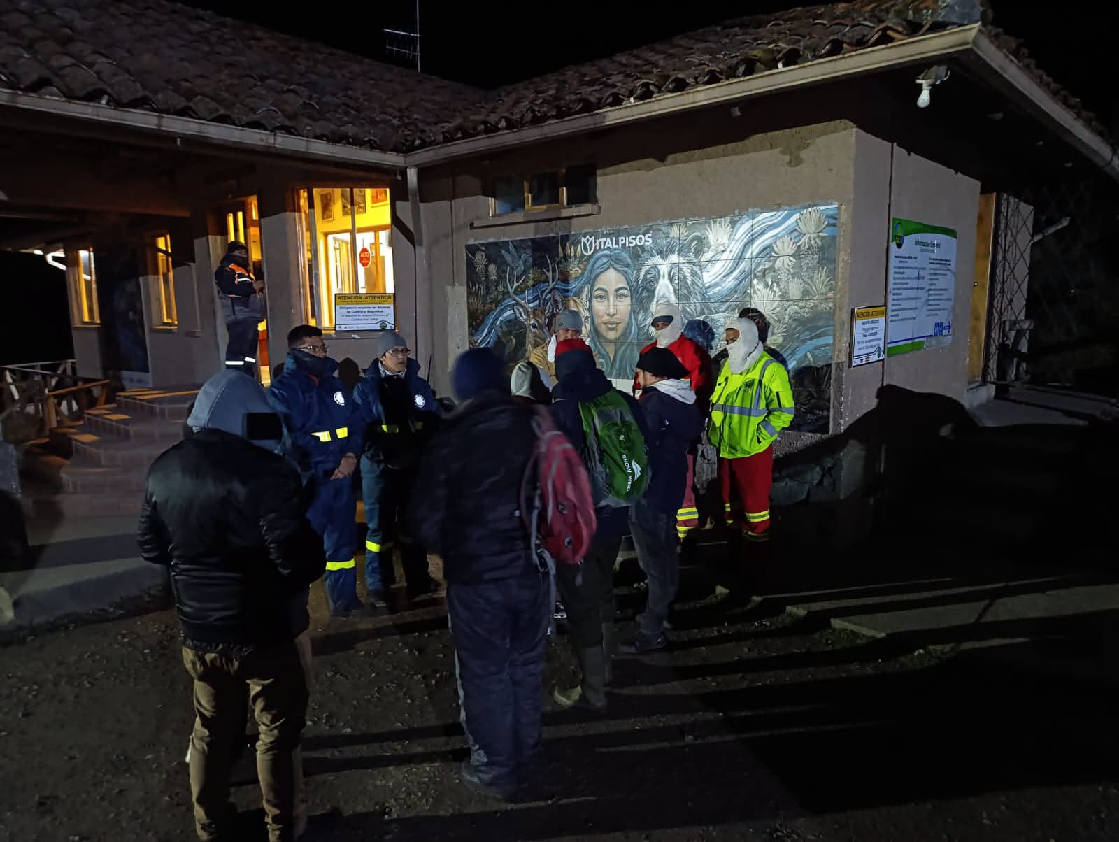El Cuerpo de Bomberos de Cuenca está desplegado en el Parque Nacional Cajas para buscar a un hombre de 19 años. Foto: Bomberos Cuenca