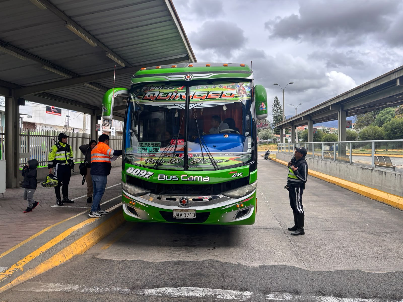 La EMOV empezó a hacer operativos para controlar que se cumplan con los precios de los boletos. Foto: EMOV