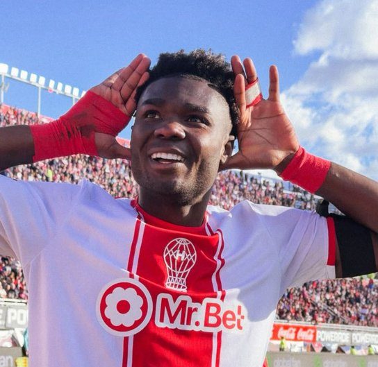 Jordy Caicedo celebra goles de Huracán. Foto: Huracán